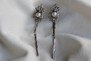 Pearl dangle earring photo